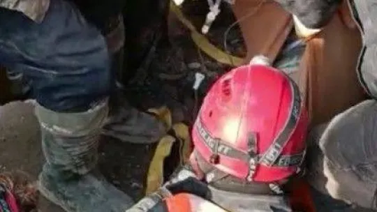 Ümraniye ekibi, 33 saat sonra hastane enkazından bir kadını kurtardı