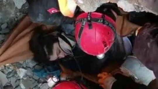 Ümraniye ekibi, 33 saat sonra hastane enkazından bir kadını kurtardı