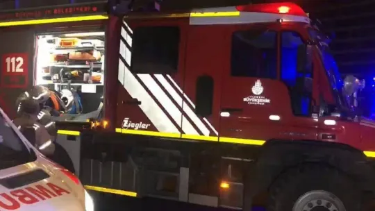 Ümraniye TEM'de kamyonet ticari otomobile çarptı: 1 ölü, 2 yaralı