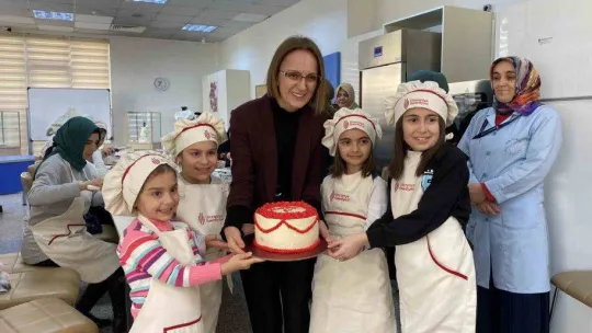 Ümraniyeli çocuklar anneleri ile pasta yaptı, doyasıya eğlendi