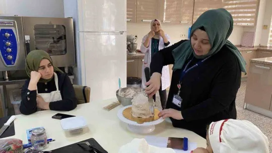 Ümraniyeli çocuklar anneleri ile pasta yaptı, doyasıya eğlendi