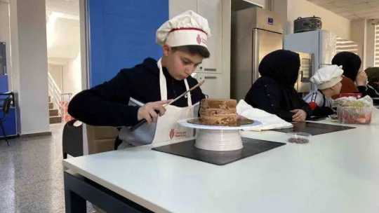 Ümraniyeli çocuklar anneleri ile pasta yaptı, doyasıya eğlendi