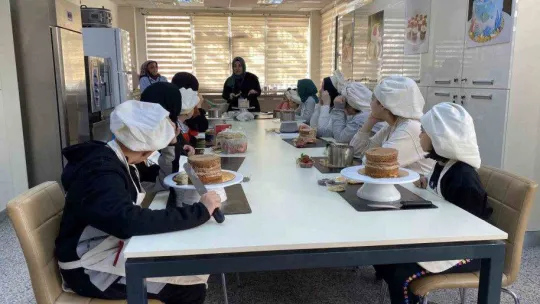 Ümraniyeli çocuklar anneleri ile pasta yaptı, doyasıya eğlendi