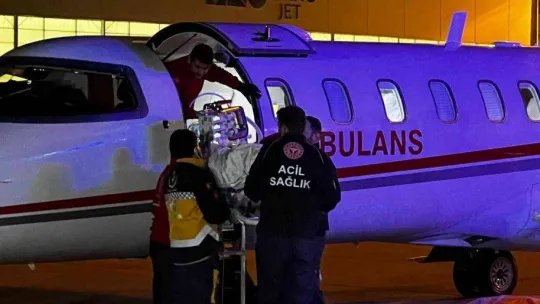 Umre'de rahatsızlanan 2 Türk vatandaşı ambulans uçakla Türkiye'ye getirildi