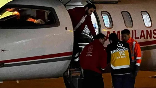Umre'de rahatsızlanan 2 Türk vatandaşı ambulans uçakla Türkiye'ye getirildi