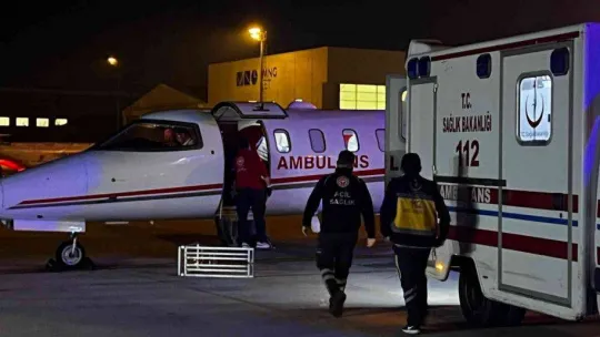 Umre'de rahatsızlanan 2 Türk vatandaşı ambulans uçakla Türkiye'ye getirildi