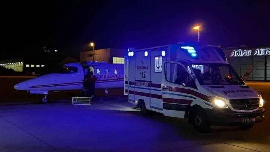 Umre'de rahatsızlanan 2 Türk vatandaşı ambulans uçakla Türkiye'ye getirildi