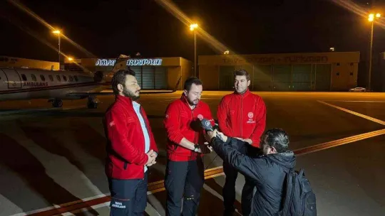 Umre'de rahatsızlanan 2 Türk vatandaşı ambulans uçakla Türkiye'ye getirildi