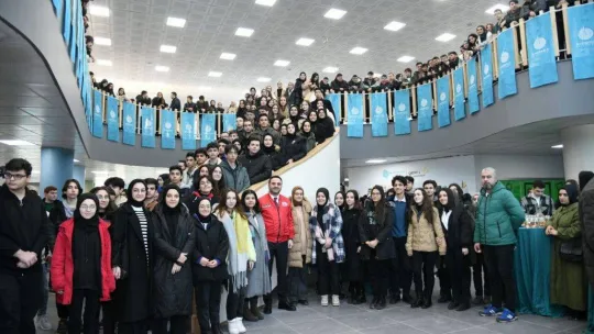 Üniversite sınavına hazırlanan öğrencilere soru bankası hediye edildi