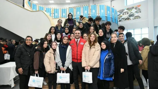 Üniversite sınavına hazırlanan öğrencilere soru bankası hediye edildi