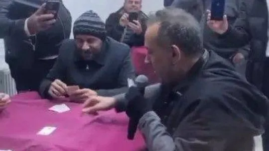 Ünlü şarkıcı konserde üşüyünce daldığı kahvede pişti oynadı