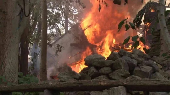 Üsküdar'da alev alev yanan metruk bina çöktü, yangın vakıf binasına sıçradı