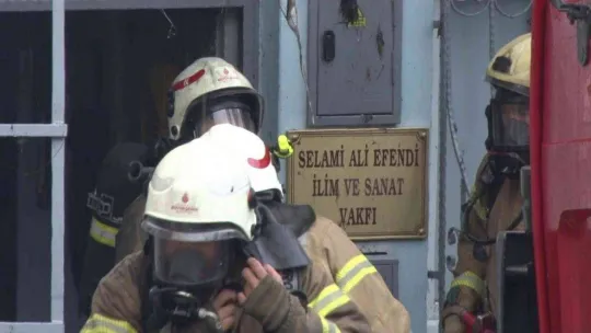 Üsküdar'da alev alev yanan metruk bina çöktü, yangın vakıf binasına sıçradı