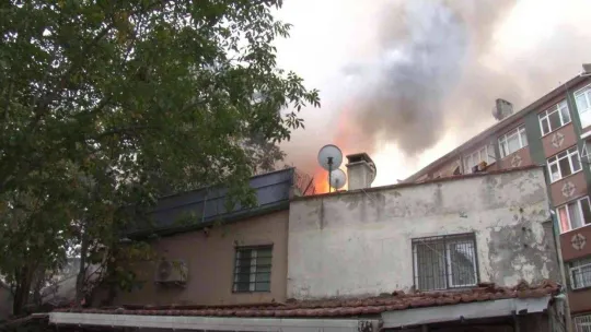Üsküdar'da alev alev yanan metruk bina çöktü, yangın vakıf binasına sıçradı
