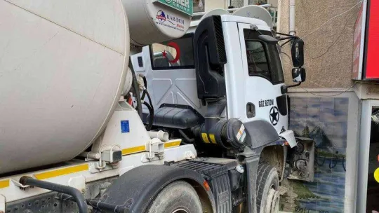 Üsküdar'da beton mikserinin binaya çarptığı anlar kamerada
