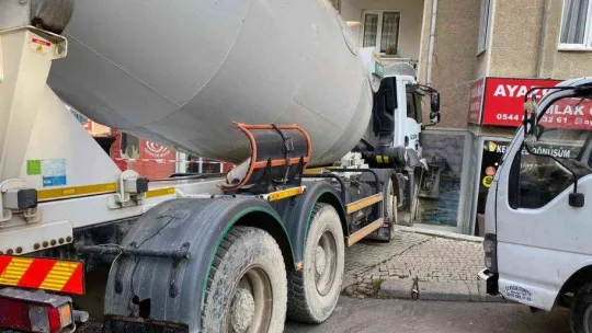 Üsküdar'da beton mikserinin binaya çarptığı anlar kamerada