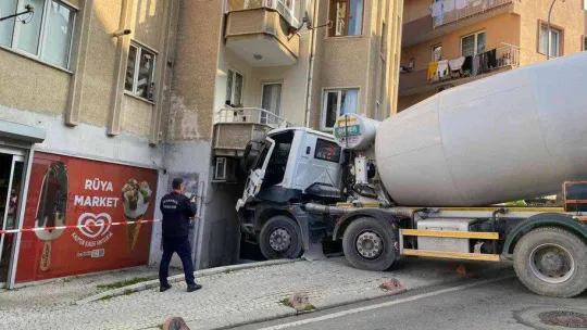 Üsküdar'da beton mikserinin binaya çarptığı anlar kamerada