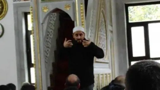 Üsküdar'da cuma hutbesini engelli vatandaşa işaret diliyle anlattı
