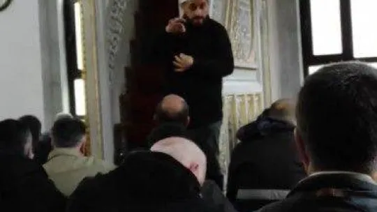 Üsküdar'da cuma hutbesini engelli vatandaşa işaret diliyle anlattı