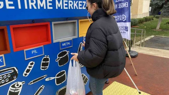 Üsküdar'da görme engelliler, atıklarını sesli sensörler aracılığıyla ayrıştırabilecek