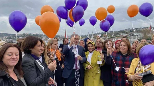 Üsküdar'da kadın muhtarlar, kadına şiddete 'dur' demek için mor ve turuncu balonları gökyüzüne bıraktı