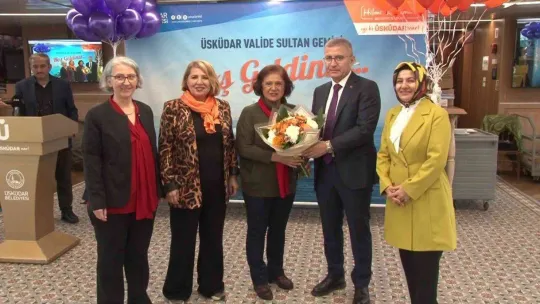 Üsküdar'da kadın muhtarlar, kadına şiddete 'dur' demek için mor ve turuncu balonları gökyüzüne bıraktı