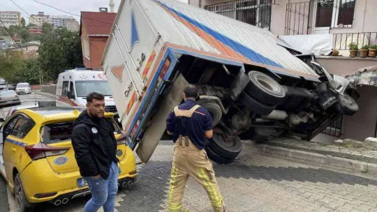 Üsküdar'da kayan kamyonet taksiye ve binaya çarparak durdu