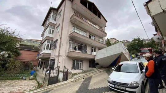 Üsküdar'da kayan kamyonet taksiye ve binaya çarparak durdu