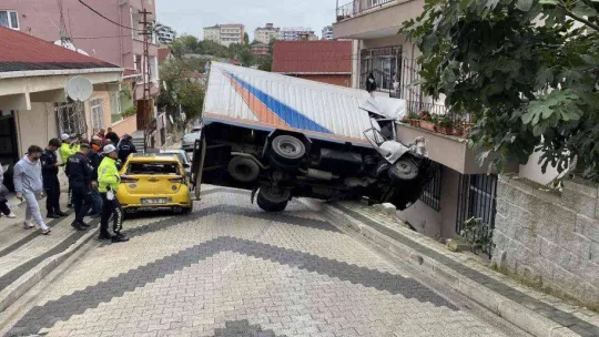 Üsküdar'da kayan kamyonet taksiye ve binaya çarparak durdu