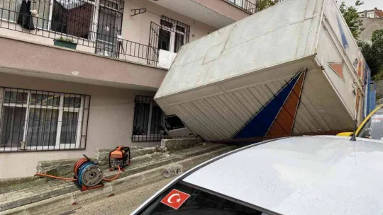 Üsküdar'da kayan kamyonet taksiye ve binaya çarparak durdu