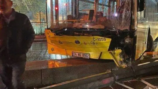 Üsküdar'da kaygan yolda kontrolden çıkan İETT otobüsü direğe çarptı