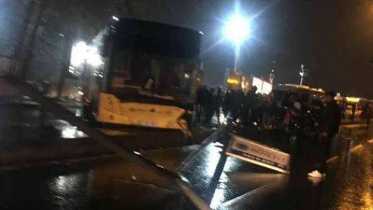 Üsküdar'da kaygan yolda kontrolden çıkan İETT otobüsü direğe çarptı