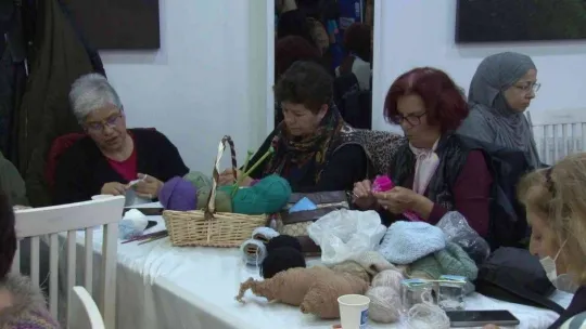 Üsküdar'da, kullanılmayan el örgüsü giyecekler ihtiyaç sahipleri için yeniden örüldü