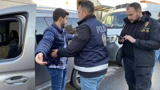 Üsküdar'da okul önlerinde polisten sıkı denetim