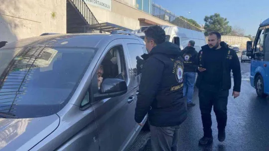 Üsküdar'da okul önlerinde polisten sıkı denetim