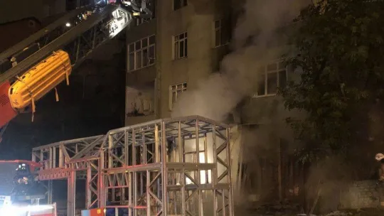 Üsküdar'da prefabrik üreten atölye alev aldı