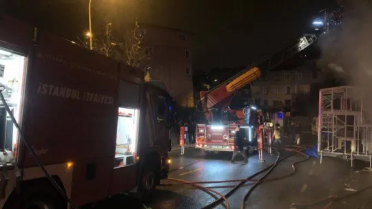 Üsküdar'da prefabrik üreten atölye alev aldı