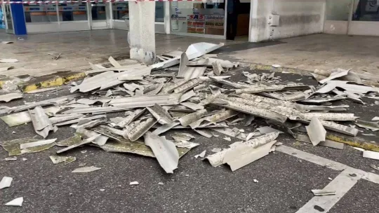 Üsküdar'da şiddetli rüzgarda otobüs yazıhanenin çatısı uçtu