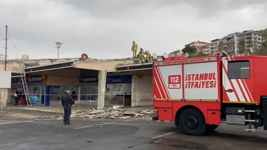 Üsküdar'da şiddetli rüzgarda otobüs yazıhanenin çatısı uçtu