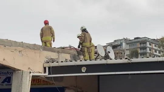 Üsküdar'da şiddetli rüzgarda otobüs yazıhanenin çatısı uçtu