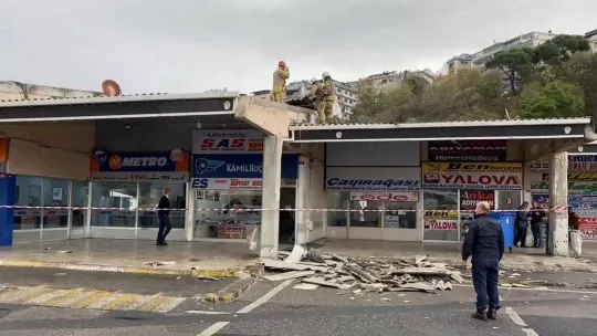 Üsküdar'da şiddetli rüzgarda otobüs yazıhanenin çatısı uçtu