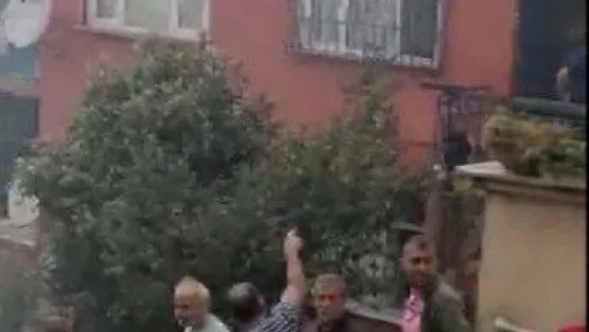 Üsküdar'da yangının ortasında kalan yavru kedileri itfaiye kurtardı