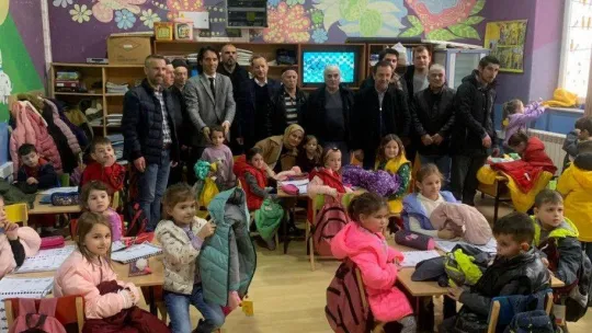 Üsküp'teki çocuklar Türkiye'den gelen hediyelerle sevindi