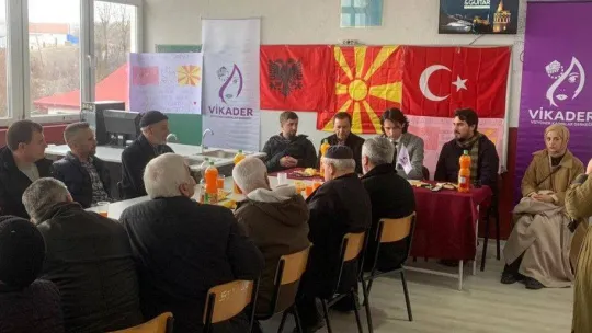 Üsküp'teki çocuklar Türkiye'den gelen hediyelerle sevindi