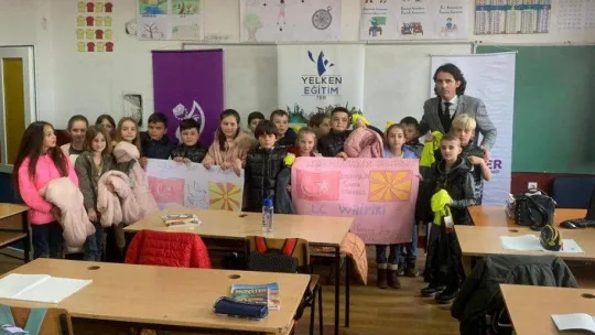 Üsküp'teki çocuklar Türkiye'den gelen hediyelerle sevindi