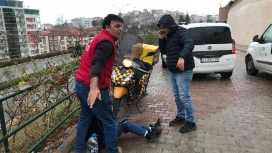 Üşümesin diye yaralanan sürücünün üzerine battaniye ile örttüler