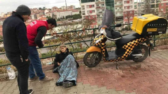 Üşümesin diye yaralanan sürücünün üzerine battaniye ile örttüler