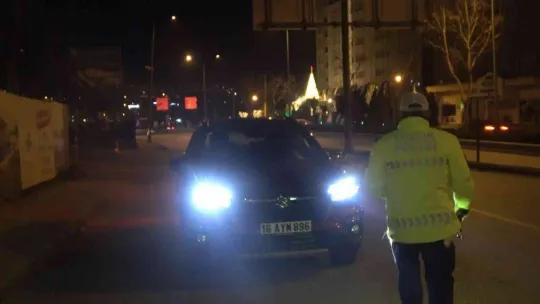 Uygulama noktasından kaçmaya çalışırken alkollü yakalandı, 'Beni ters kelepçe yapın' dedi