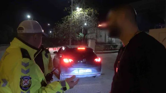 Uygulama noktasından kaçmaya çalışırken alkollü yakalandı, 'Beni ters kelepçe yapın' dedi