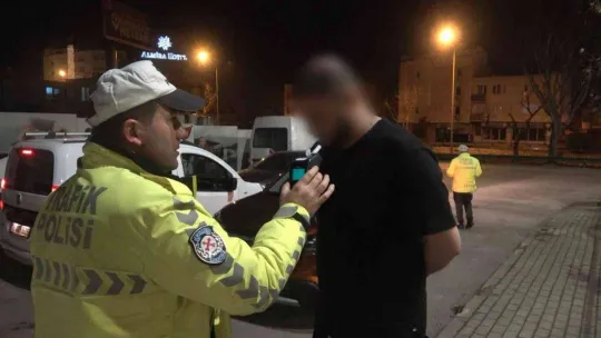 Uygulama noktasından kaçmaya çalışırken alkollü yakalandı, 'Beni ters kelepçe yapın' dedi